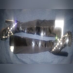 "LUXURIOUS COVERGIRL" Black Patent Leather Knee-High Boots With Rhinestone